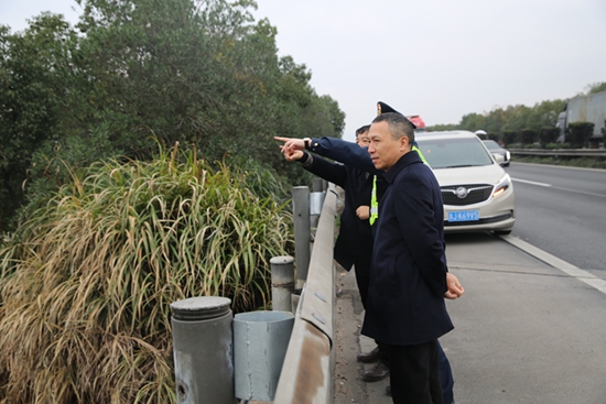 張總在踏勘院橋服務區(qū)選址_副本_副本.jpg